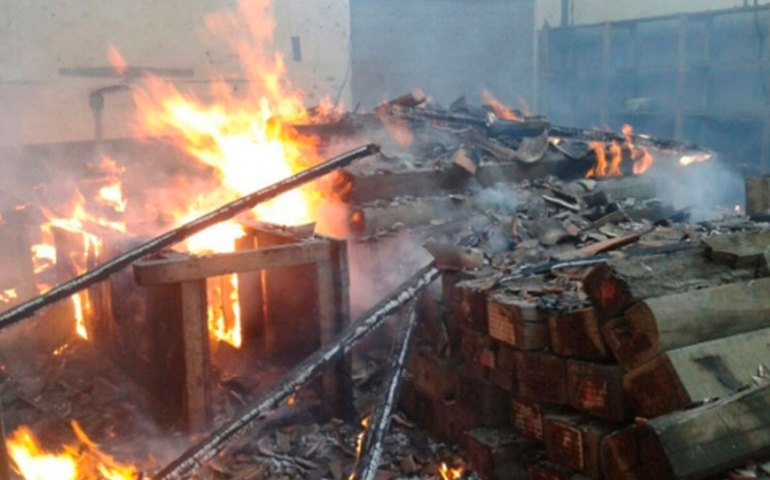 Vândalos ateiam fogo em galpão da estação ferroviária de Arapiraca