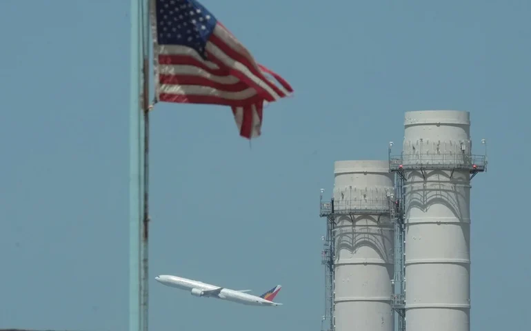 O que os consumidores podem fazer em relação ao impacto da guerra no Irã sobre o custo e a disponibilidade de voos?