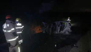 Carro pega fogo após colidir com caminhão em Santo Amaro das Brotas