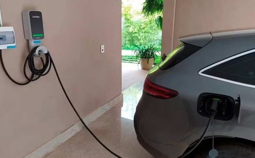 Carros elétricos em garagens podem oferecer risco de incêndio, alerta MPAL