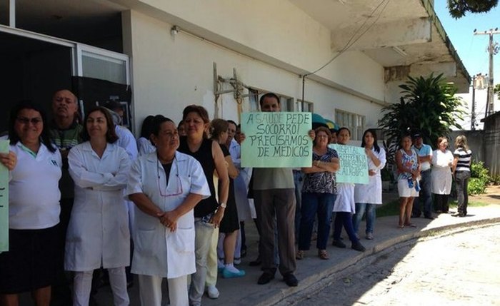 Manifestação no Hospital Hélvio Auto denuncia falta de médicos na unidade