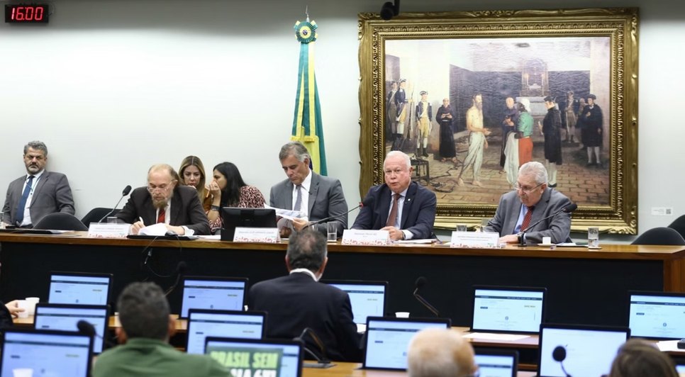 Deputados aprovam PEC do fim da 6x1 na CCJ