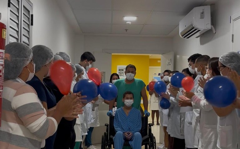 Jovem de 16 anos recebe alta após transplante cardíaco no Hospital do Coração Alagoano