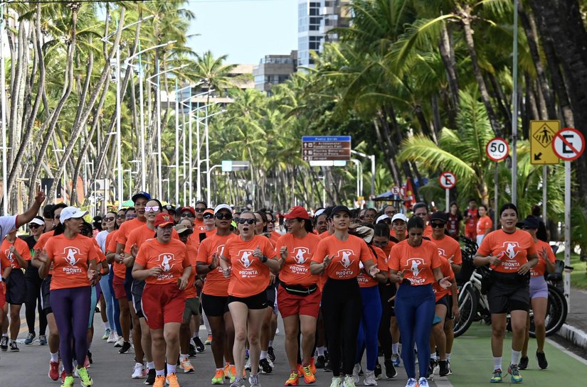 Mulheres das forças de segurança percorrem orla de Maceió para divulgar programa