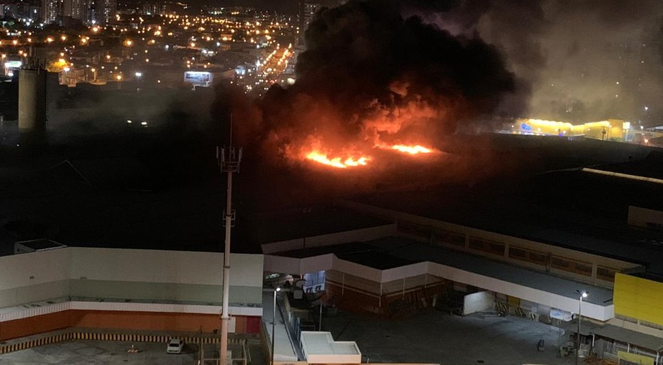 Incêndio destrói três lojas no shopping em Aracaju / Foto: Redes Sociais