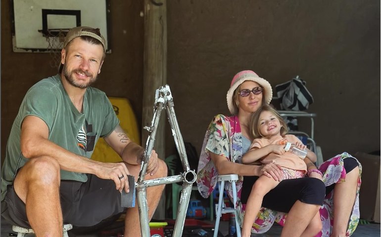 Rodrigo Hilbert faz bicicleta para a filha: 'Bike nova da Maria'
