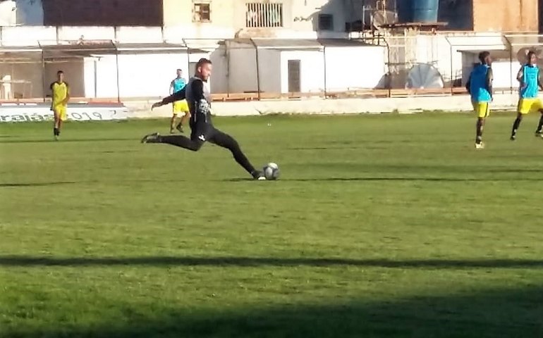 Alysson Dantas realiza treino técnico-tático e faz correções em campo
