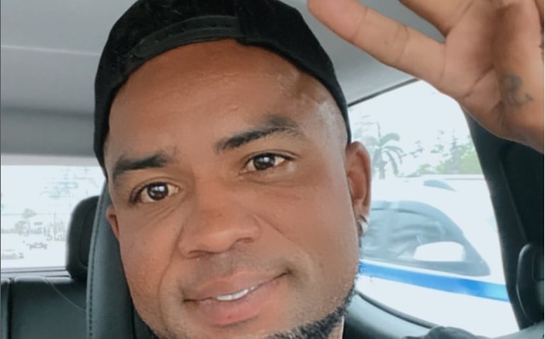 'Sou muito amado no condomínio': diz Carlos Alberto em vídeo ao lado de 'vizinhos'