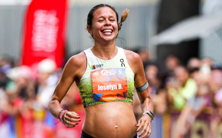 Grávida de sete meses, atleta corre 10 km em 40 minutos e emociona fãs na Venezuela; vídeo