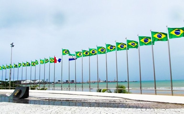 Memorial à República faz homenagem à Copa com bandeiras do Brasil
