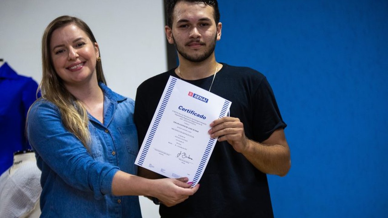 Usuários do CadÚnico e do Programa Nova Chance recebem certificados de cursos profissionalizantes