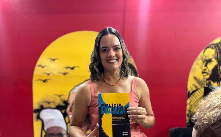 Policial militar alagoana eterniza pioneiras da PM em livro lançado na Bienal