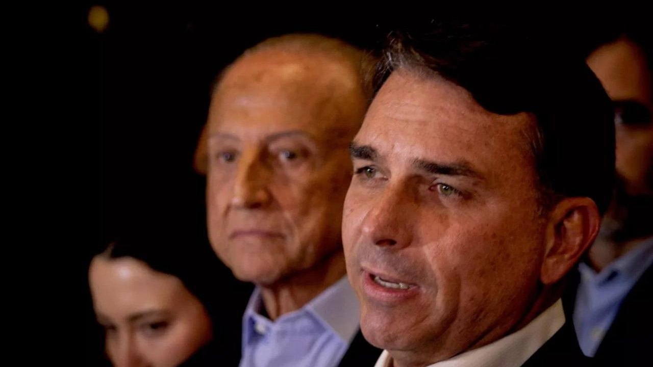 Flávio Bolsonaro defende renúncia de Moraes após revelação sobre contrato