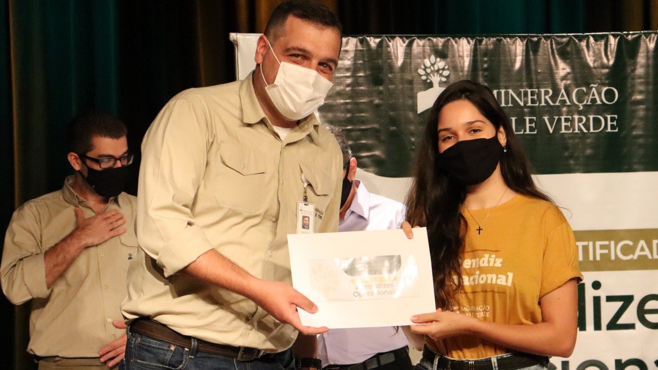 Mineração Vale Verde entrega certificado a aprendizes de Operação de Planta