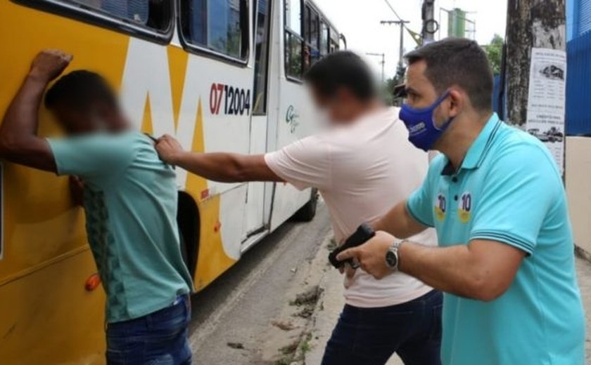 Candidato a prefeito em Manaus prende suspeito de assalto durante campanha