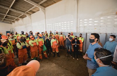 Prefeito JHC homenageia garis e anuncia inclusão da categoria na prioridade da vacinação