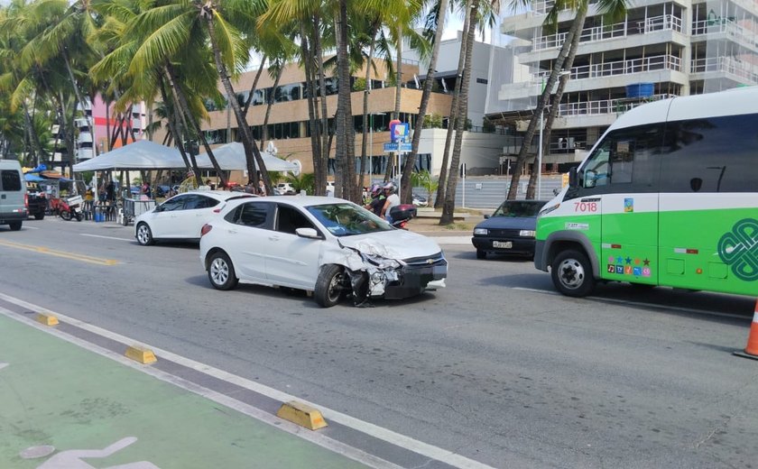 Policial é detido após provocar acidente na Ponta Verde