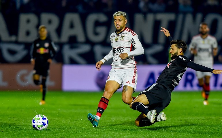 Flamengo é humilhado pelo Bragantino, perde série invicta de 10 jogos e não assume 2º lugar