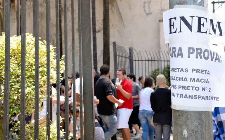 Governo anuncia adiamento do Enem
