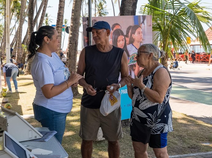 Rolê com a Pilili: TRE leva treinamento para eleitores idosos à orla de Maceió