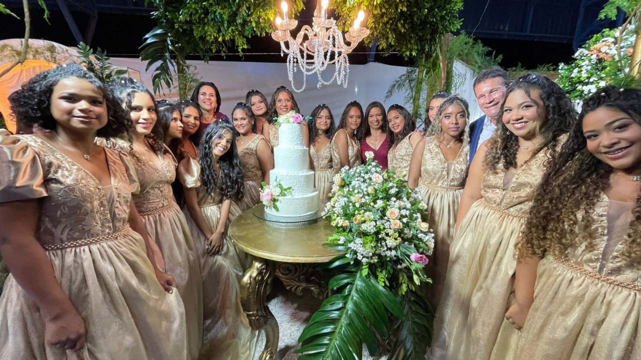 Prefeitura de Branquinha e Instituto Aliança promovem sonho de menina para 15 debutantes