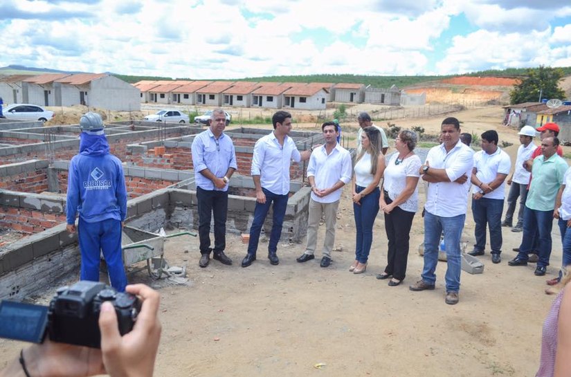 Prefeito Rodrigo Valença visita obras com o deputado federal JHC na Laje
