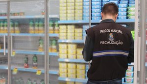 Procon fiscaliza supermercados / Foto: Débora Sales 