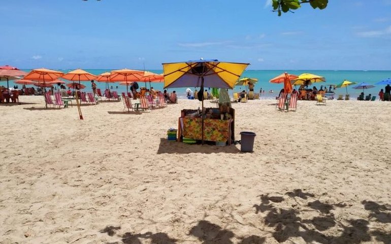 Convívio Social alerta sobre venda de permissões falsas para ambulantes da orla de Maceió