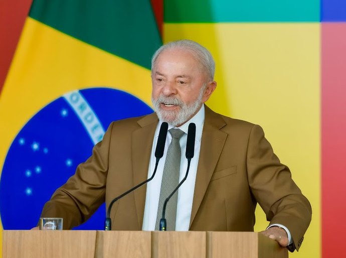 “Evitar que os efeitos das guerras cheguem ao povo brasileiro”, diz Lula ao assinar medidas para proteger população da alta do petróleo