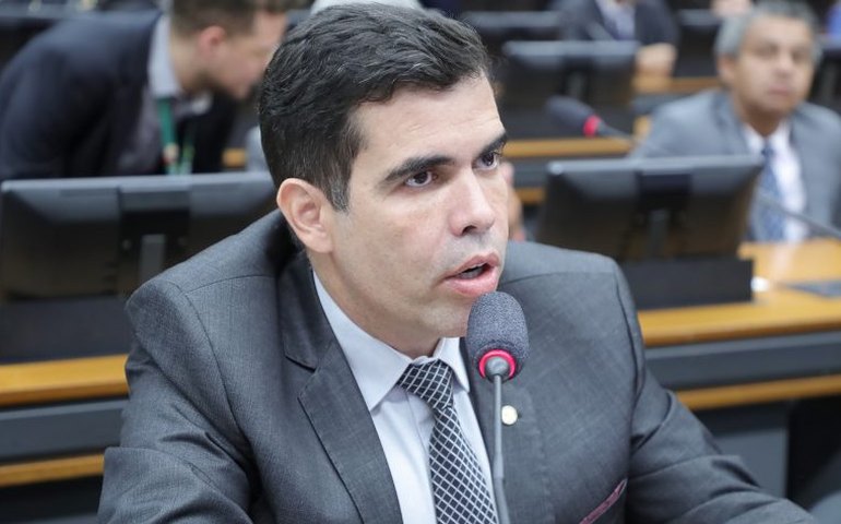 Comissão de Constituição e Justiça aprova projeto que torna crime facilitar a migração internacional ilegal