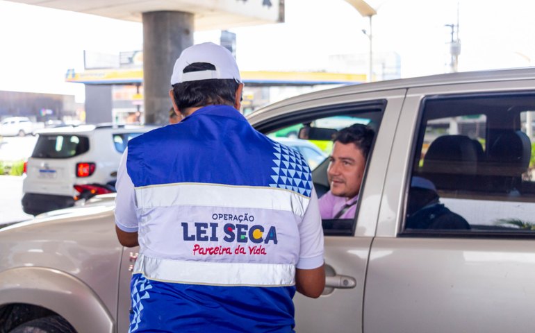 Detran faz blitz educativa para conscientizar e orientar condutores em Marechal Deodoro