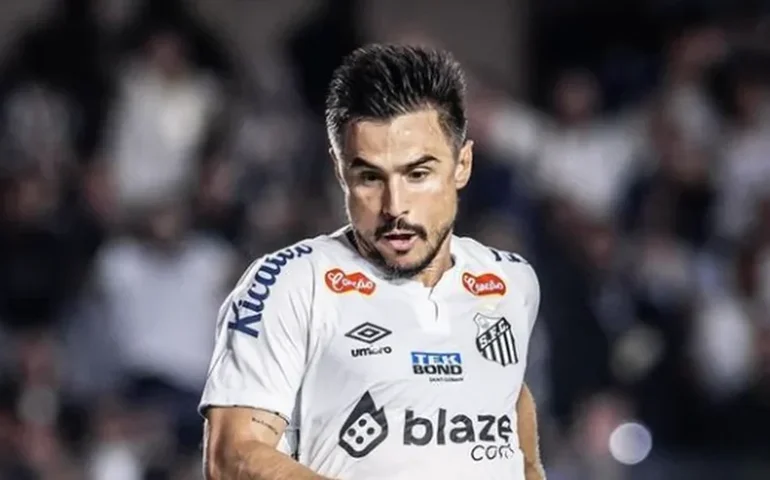 William Bigode celebra chance como titular no Santos: 'Time focado para manter a liderança'