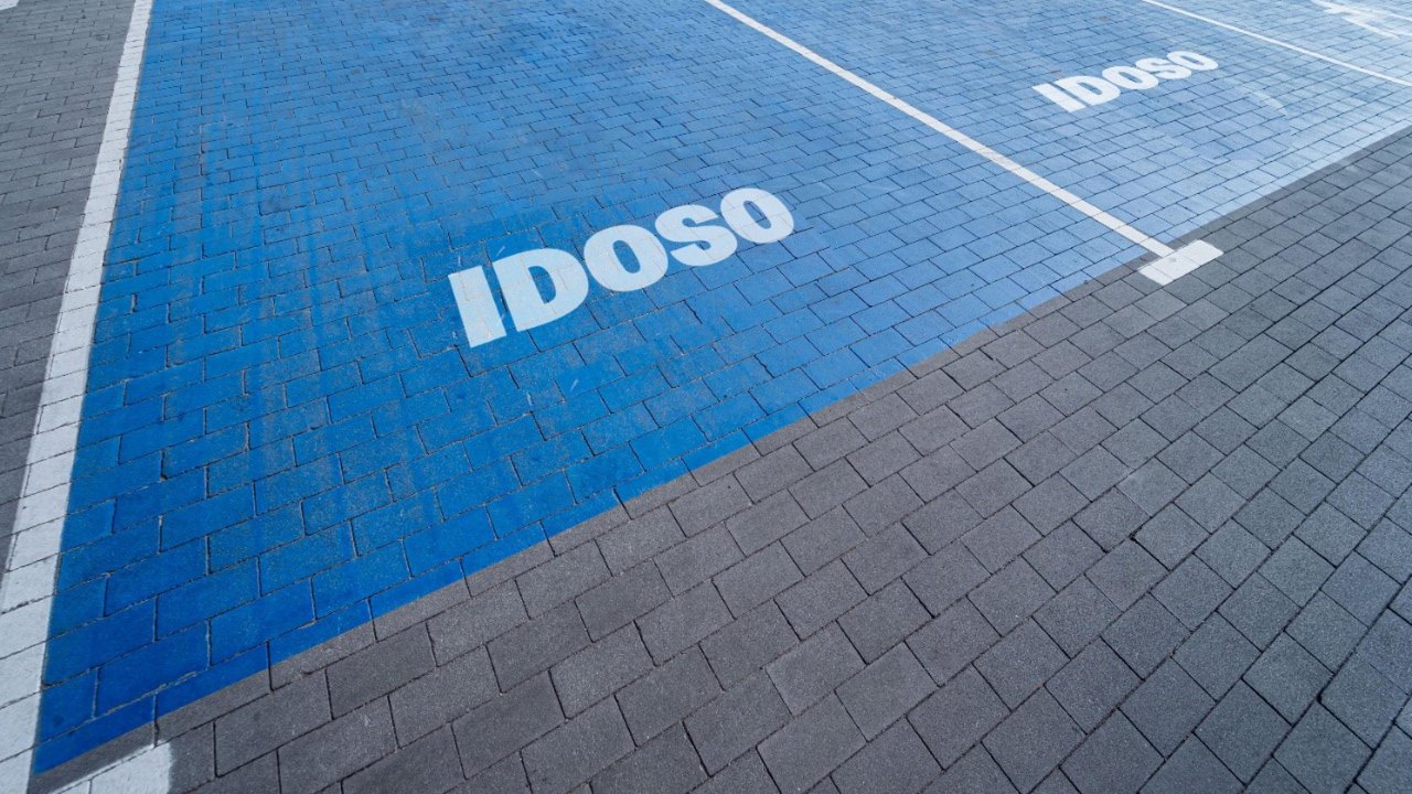 Detran Alagoas passa a emitir cartão de vaga especial para idoso de forma digital