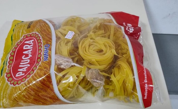 Suspeito escondia drogas em pacotes de macarrão