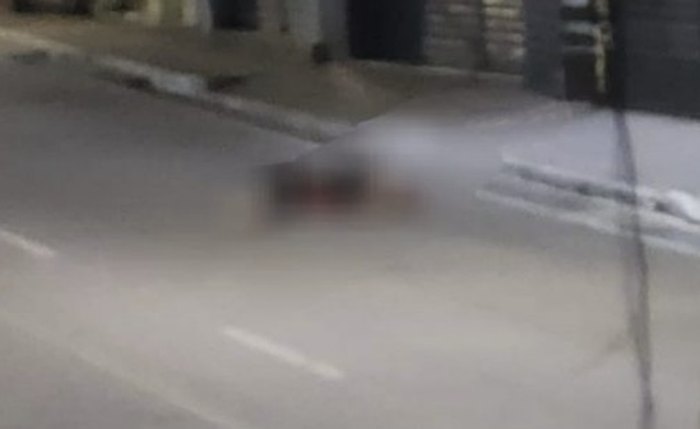 Homem é assassinado no meio da rua após ser perseguido por motociclista