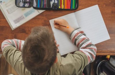 Estudantes da Semed Penedo recebem material para estudar em casa