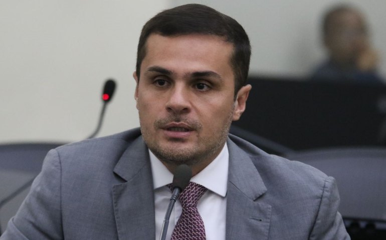 Alexandre Ayres solicita aplicação de pavimentação asfáltica no acesso ao povoado Santa Efigênia