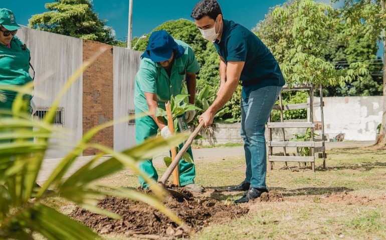 Prefeito de Maceió, JHC, acompanha serviços de limpeza e educação ambiental no Jacintinho