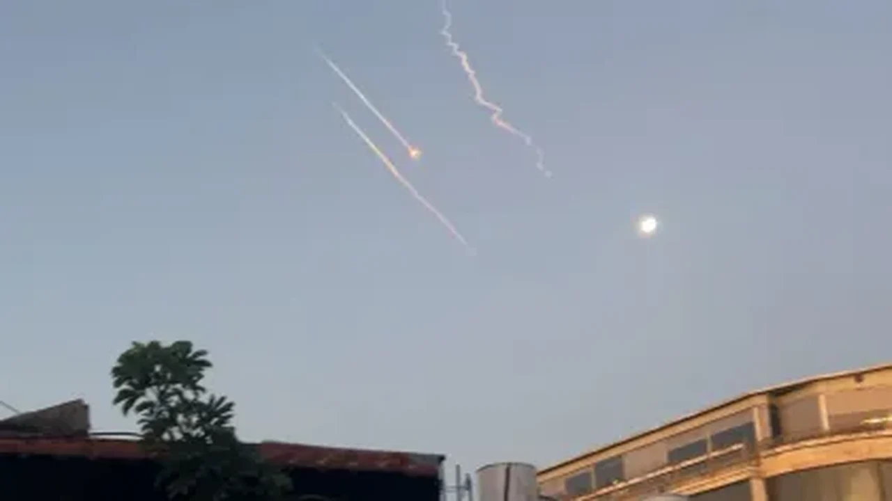 Mísseis iranianos voam em direção a Jerusalém enquanto soam os alarmes de ataque aéreo – segundo a mídia local.