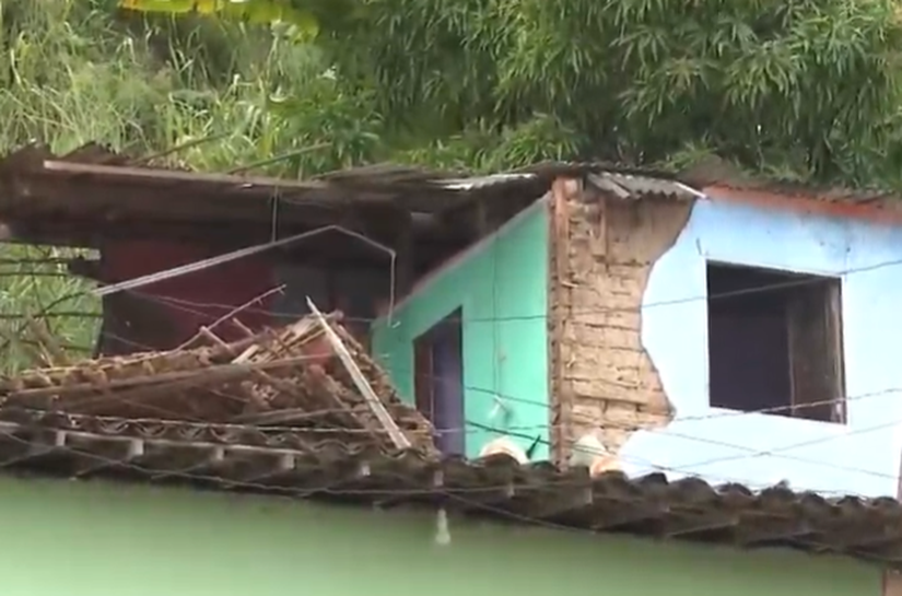 Barreira desliza e atinge casas, em Bebedouro