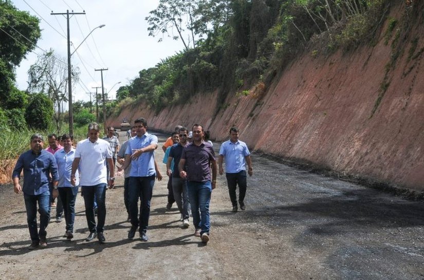 Prefeito Rui Palmeira vistoria obra de pavimentação em Bebedouro