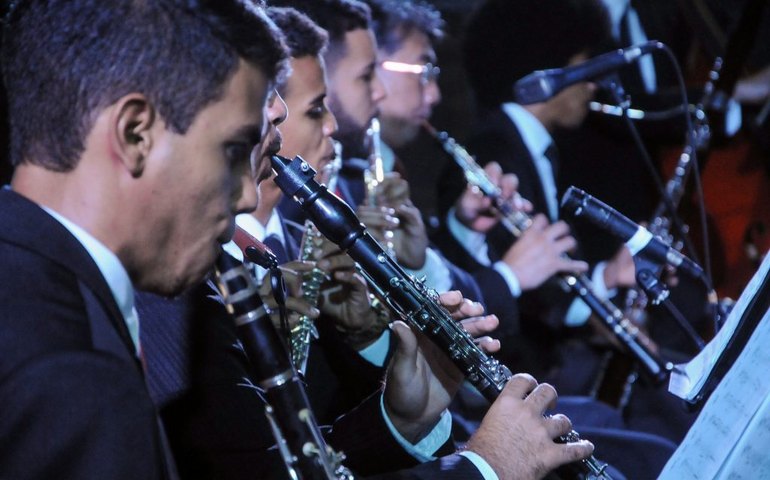Orquestra Filarmônica de AL se apresenta na orla lagunar