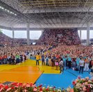Centenas de pessoas participam do Encontro de Pentecostes no Ginásio Poliesportivo Lauthenay Perdigão