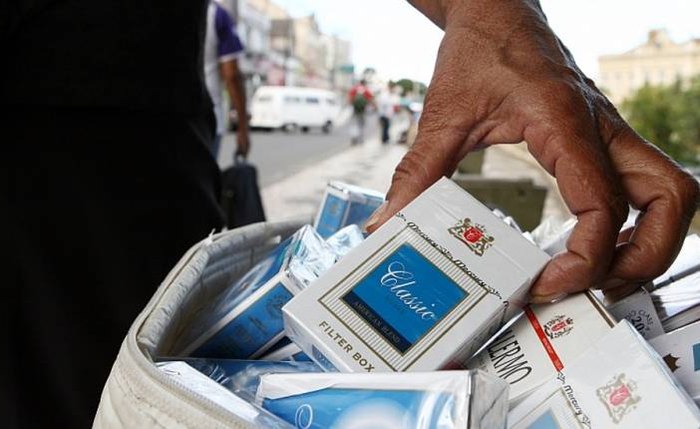 Polícia apreende quase 10 mil maços de cigarros contrabandeados e prende dois