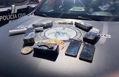 PM prende suspeito em Penedo que transportava drogas em veículo