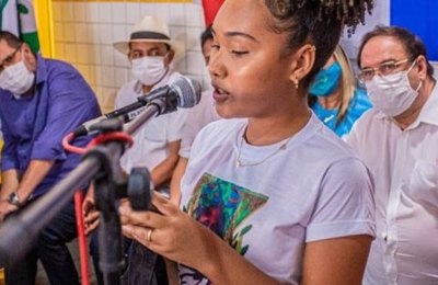 Jovem arapiraquense destaca luta das mulheres negras em cordel