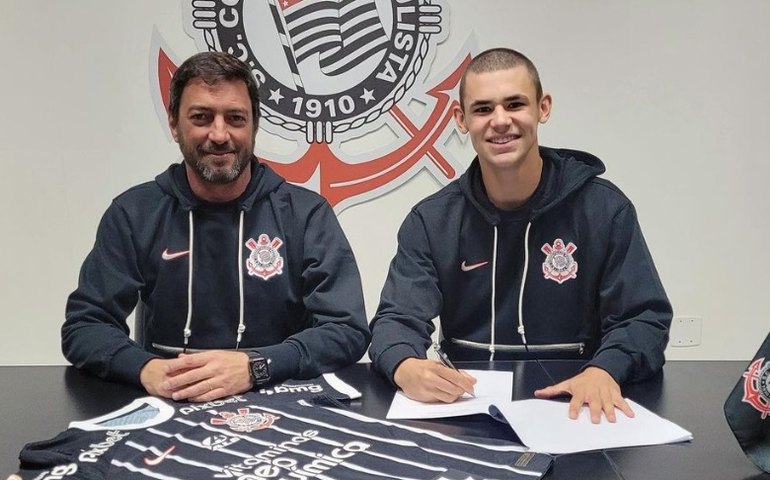 Corinthians dá aumento de salário e estende contrato do volante Moscardo