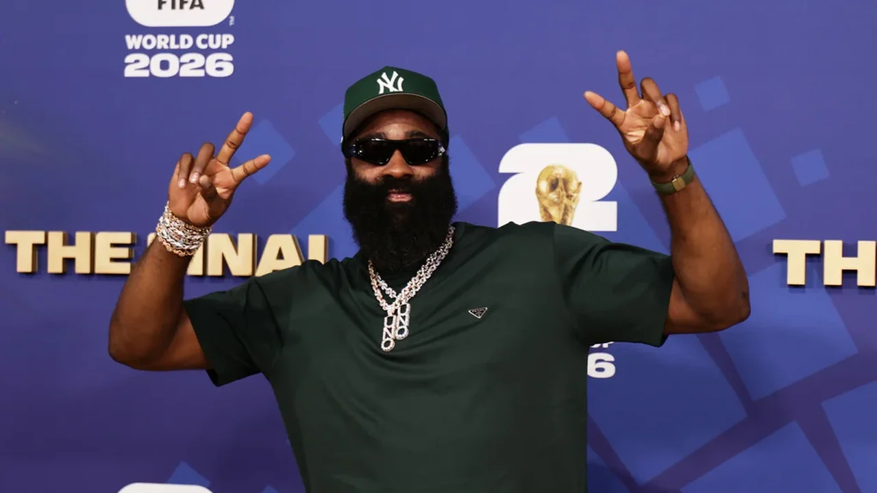Acusação de porte ilegal de arma contra James Harden é rejeitada por juiz do Texas.