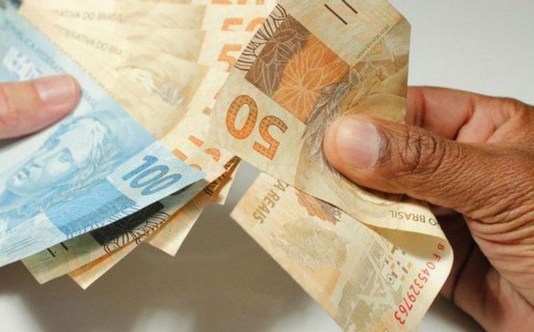 Bolsonaro anuncia salário mínimo de R$ 1.212, pelo 3º ano sem ganho acima da inflação