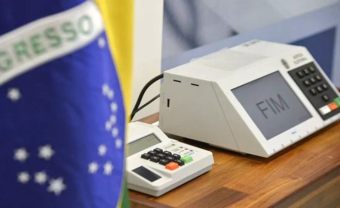 A justificativa é necessária porque o voto é obrigatório no Brasil para maiores de 18 anos